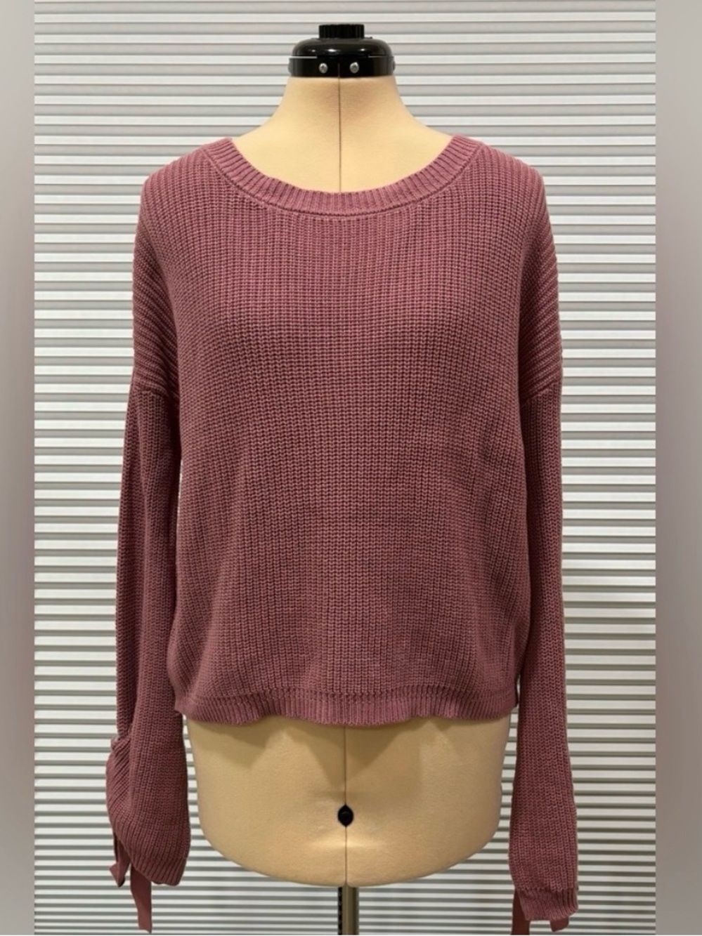 Moon & Madison lace-up sleeve sweater in mauve  size medium